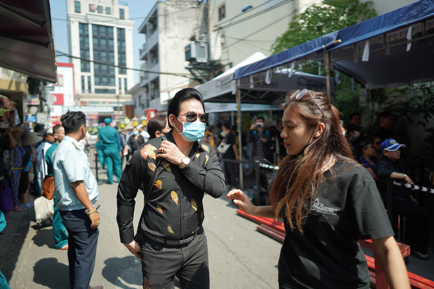 Nghệ sĩ Ngân Tuấn có mặt từ sớm tiễn Vũ Linh. Anh túc trực tại tang lễ nhiều ngày qua.