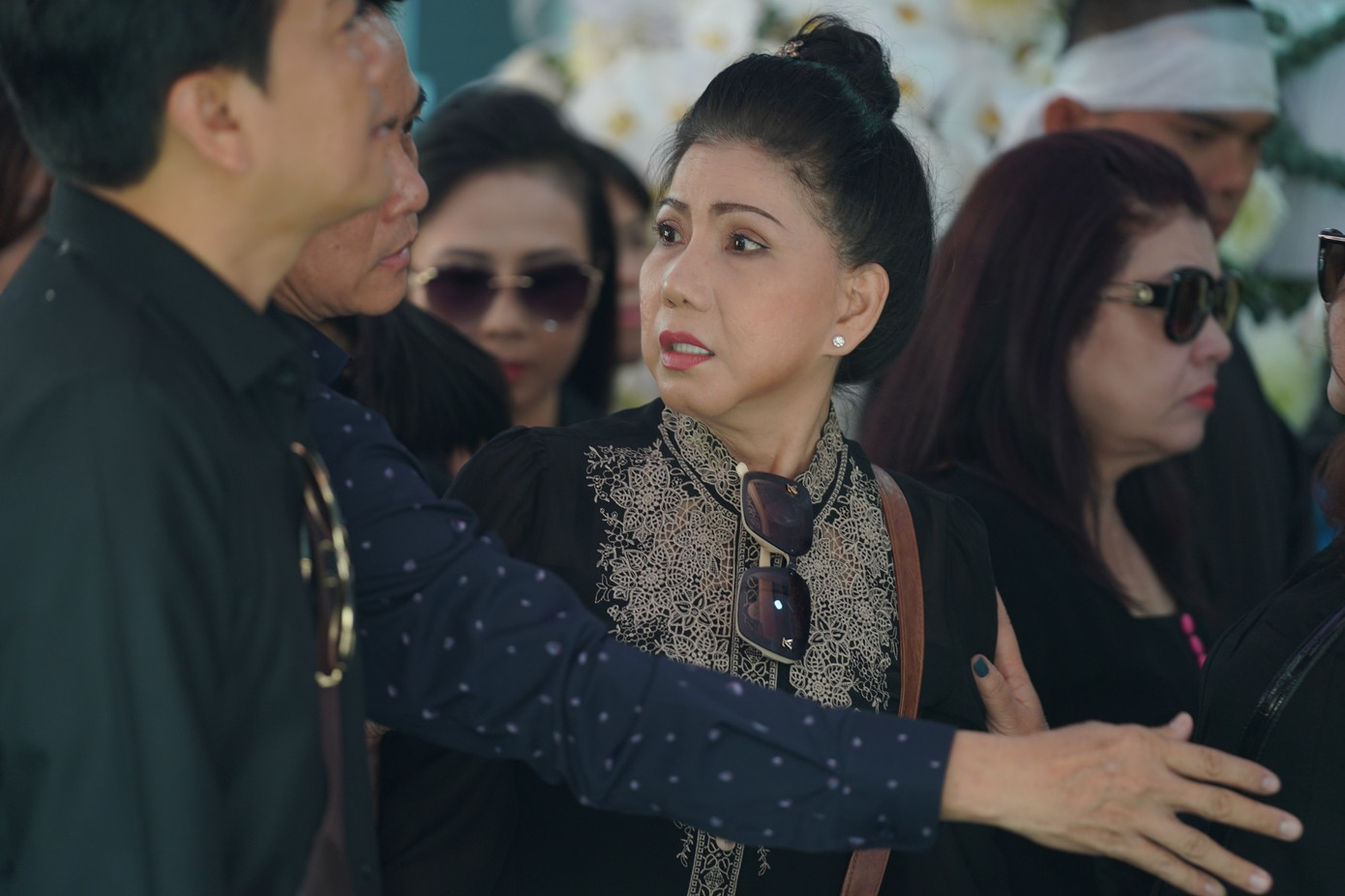 NSƯT Phượng Loan đến tiễn người anh lớn trong nghề.