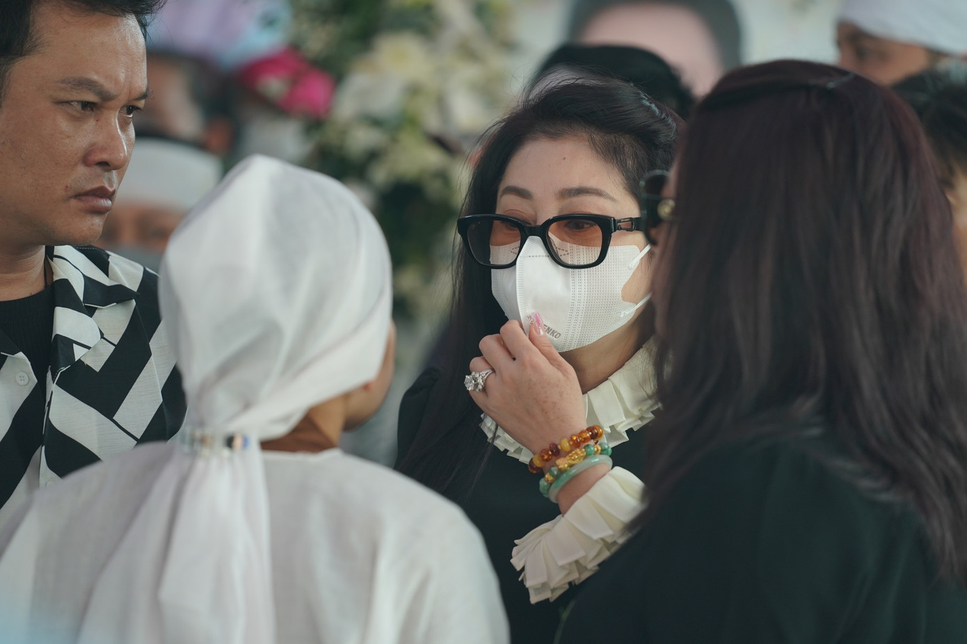 Thoại Mỹ mắt sưng húp vì khóc tiễn nghệ sĩ Vũ Linh tối 8/3. Cô đến sớm để giúp gia đình chu toàn tang lễ trong lúc tang gia bối rối.