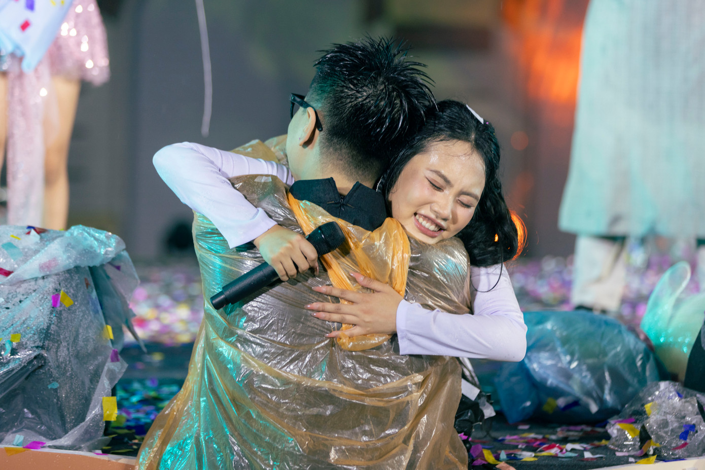 Phương Mỹ Chi xúc động trước tình cảm của FC Chị Bảy. Họ đều là những người hâm mộ nhiệt thành, bên cạnh cô từ cô bé 10 tuổi đi hát đến nữ ca sĩ 20 tuổi có "10 năm kinh nghiệm trong nghề", theo lời Suboi. Phương Mỹ Chi xúc động trước tình cảm của FC Chị Bảy. Họ đều là những người hâm mộ nhiệt thành, bên cạnh cô từ cô bé 10 tuổi đi hát đến nữ ca sĩ 20 tuổi có "10 năm kinh nghiệm trong nghề", theo lời Suboi.