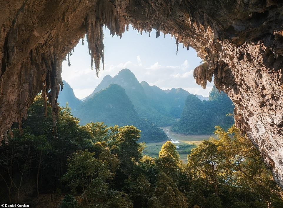 Daniel mô tả phong cảnh Việt Nam chân thực như "quay ngược thời gian hàng thế kỷ trước". Phía trên là quang cảnh chụp từ Núi Thủng (Núi Mắt Thần) tại Cao Bằng.