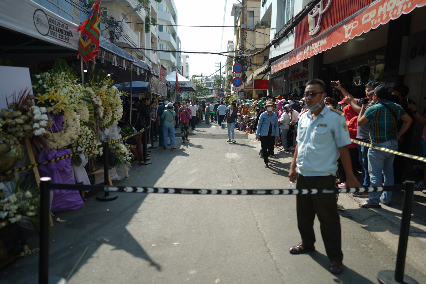 Đội bảo vệ từ chính quyền địa phương nỗ lực để tang lễ NSƯT Vũ Linh diễn ra suôn sẻ.