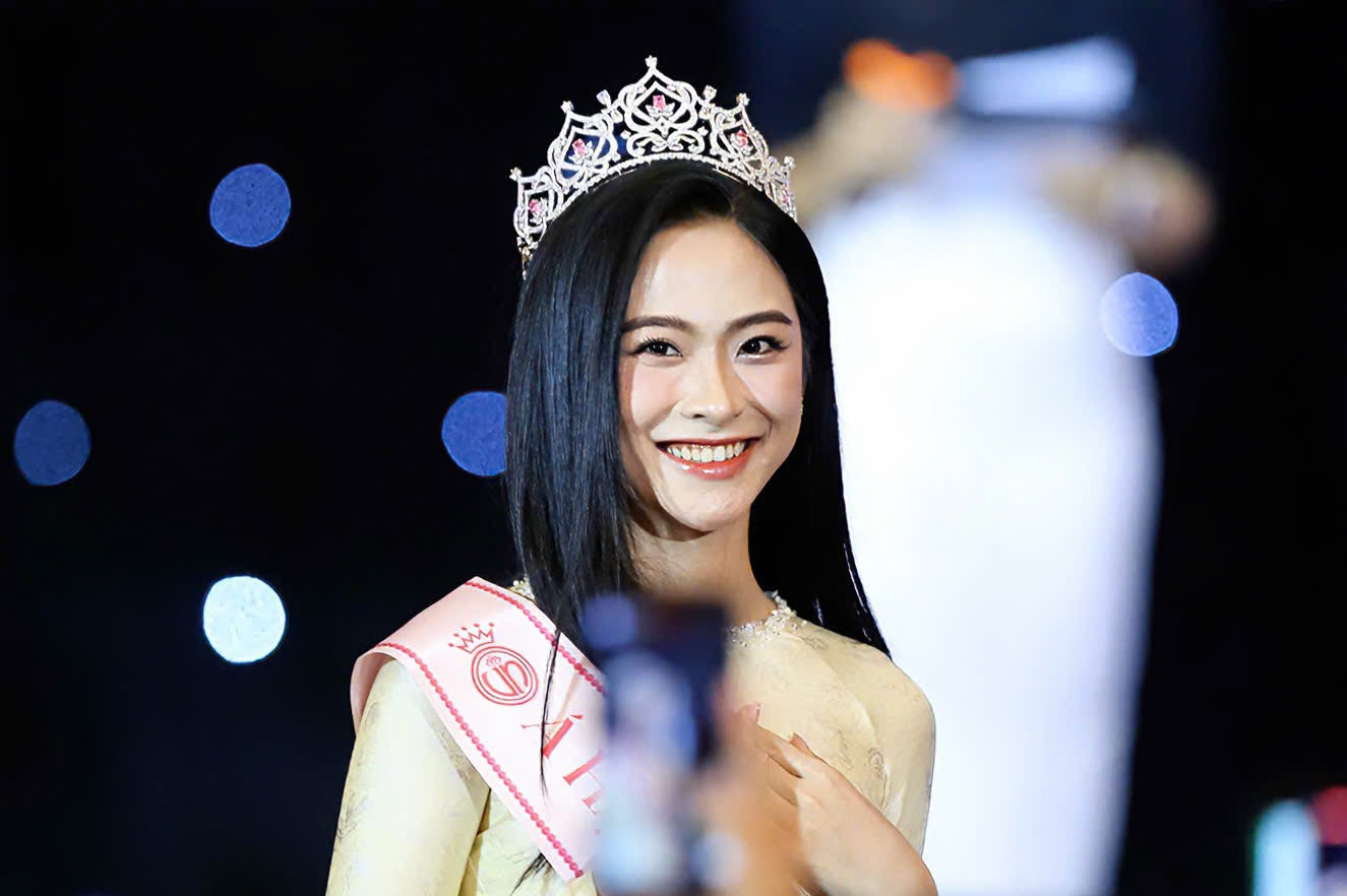 Á hậu 1 Châu Anh (trên) và Á hậu 2 Vân Nhi xúc động trước sự nhiệt tình của hàng nghìn sinh viên UFM. Ảnh: Duy Anh.