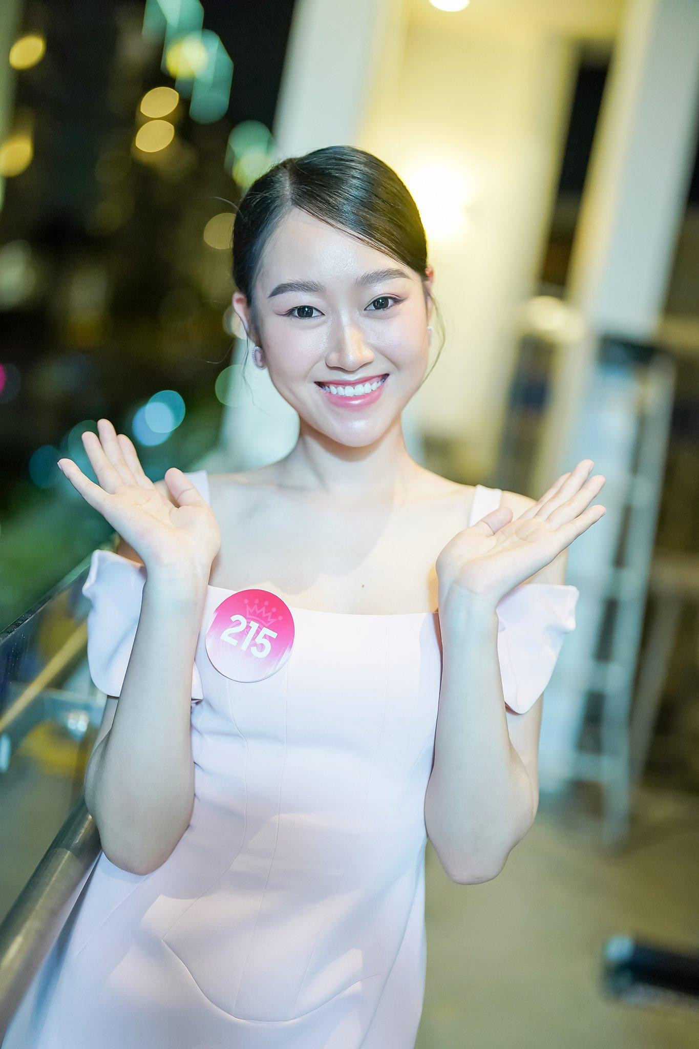 Thí sinh Hoa hậu Việt Nam có nhiều sự thay đổi từ ngoại hình đến phong cách thời trang sau thời gian được đào tạo ở nhà chung. Trong những bức ảnh đời thường, các cô gái thể hiện khả năng tạo dáng và bắt ống kính chuyên nghiệp.