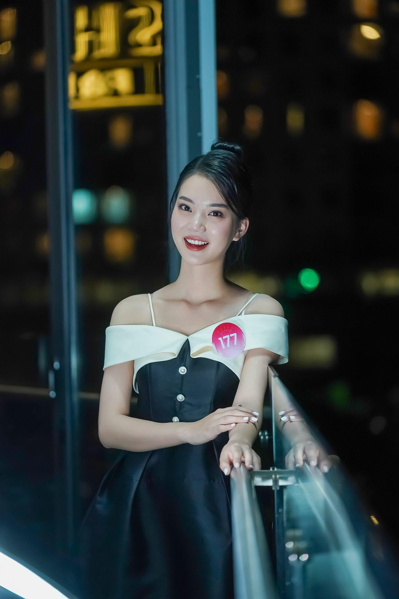 Hoàng Hương Giang luôn thể hiện hình ảnh nhã nhặn, chỉn chu mỗi khi xuất hiện trước ống kính. Thí sinh mang SBD 177 có thành tích Top 3 Người đẹp Tài năng, cùng Gia Hân kêu gọi 38 triệu đồng giúp đỡ tổ chức từ thiện.