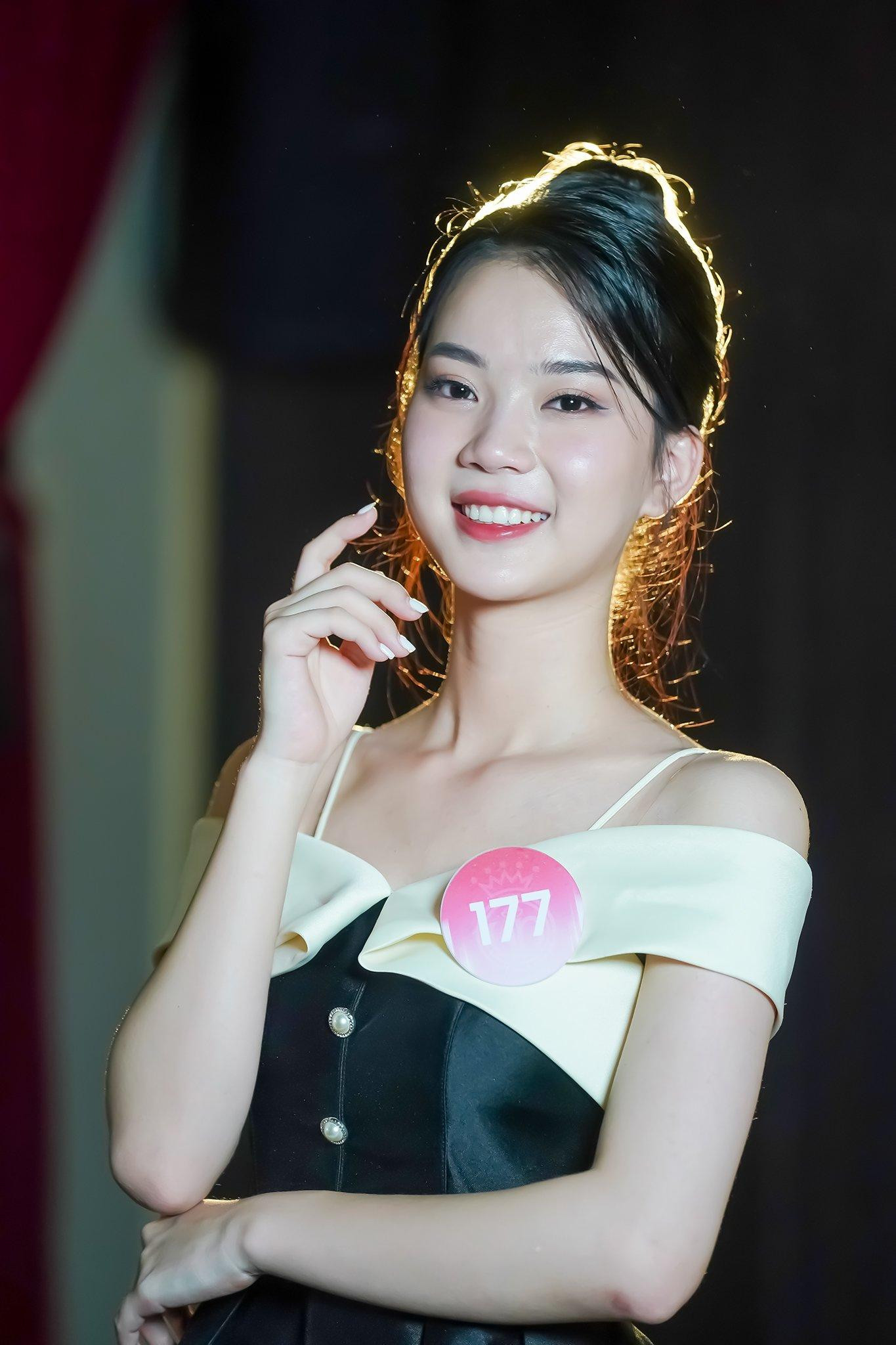 Hoàng Hương Giang luôn thể hiện hình ảnh nhã nhặn, chỉn chu mỗi khi xuất hiện trước ống kính. Thí sinh mang SBD 177 có thành tích Top 3 Người đẹp Tài năng, cùng Gia Hân kêu gọi 38 triệu đồng giúp đỡ tổ chức từ thiện.