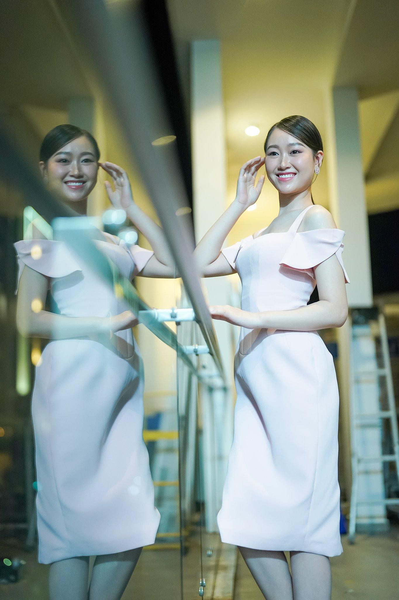 Thí sinh Hoa hậu Việt Nam có nhiều sự thay đổi từ ngoại hình đến phong cách thời trang sau thời gian được đào tạo ở nhà chung. Trong những bức ảnh đời thường, các cô gái thể hiện khả năng tạo dáng và bắt ống kính chuyên nghiệp.