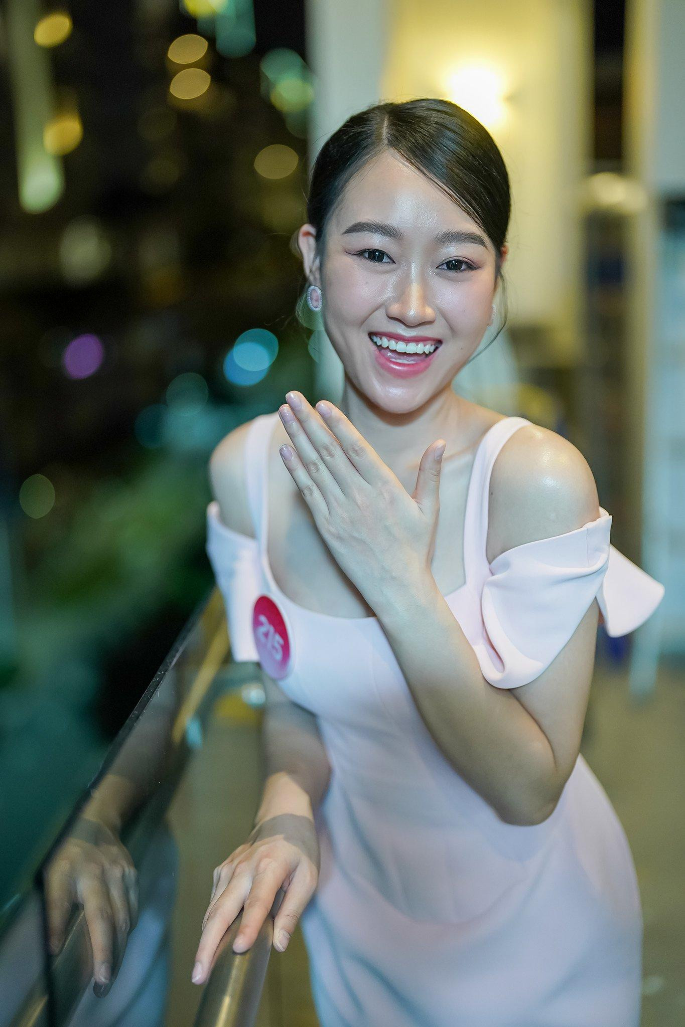 Phạm Thị Nhung (SBD 215) có chiều cao 1,74 m. Trong cuộc phỏng vấn với Tiền Phong, cô gái sinh năm 2000 nói trước đây cô không tự tin ngoại hình. &quot;Có một người bạn nói rằng gương mặt của tôi không thể tham gia bất kỳ cuộc thi nhan sắc nào. Tôi không nghĩ mình sẽ đi thi hoa hậu&quot;, cô nói.