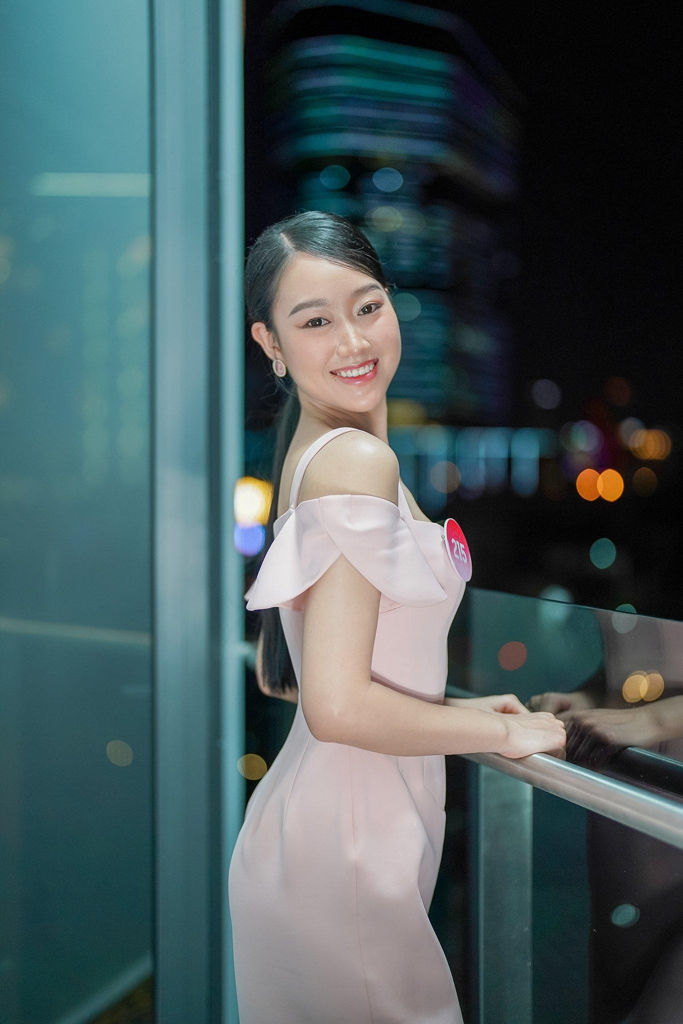 Phạm Thị Nhung (SBD 215) có chiều cao 1,74 m. Trong cuộc phỏng vấn với Tiền Phong, cô gái sinh năm 2000 nói trước đây cô không tự tin ngoại hình. &quot;Có một người bạn nói rằng gương mặt của tôi không thể tham gia bất kỳ cuộc thi nhan sắc nào. Tôi không nghĩ mình sẽ đi thi hoa hậu&quot;, cô nói.