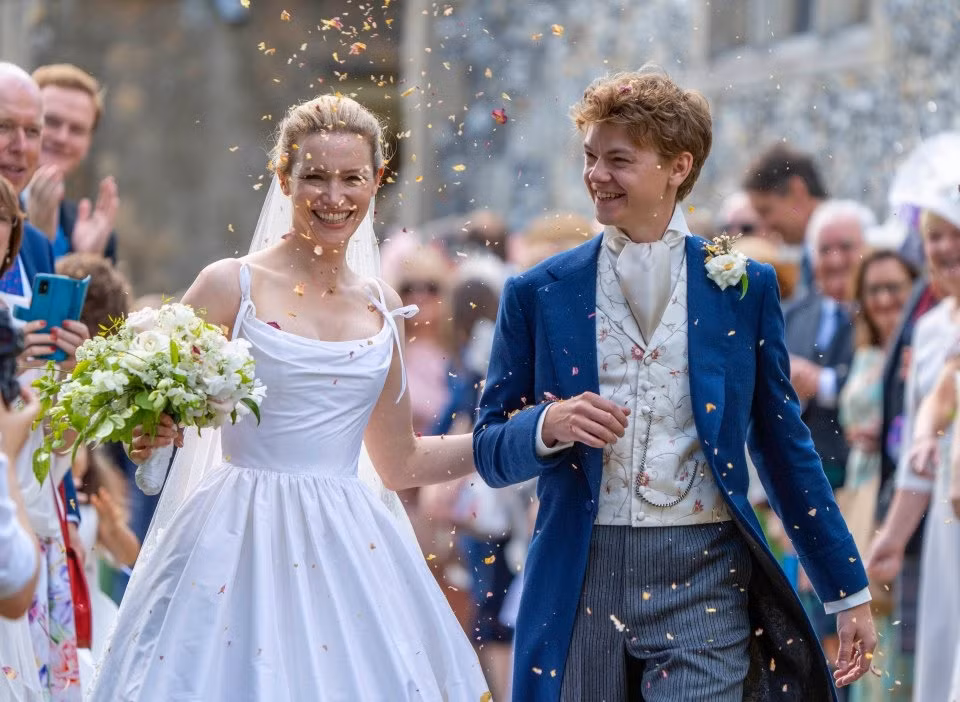 Đồng nghiệp và bạn bè tung hoa chúc phúc Talulah Riley và Thomas Brodie-Sangster. Đồng nghiệp và bạn bè tung hoa chúc phúc Talulah Riley và Thomas Brodie-Sangster.