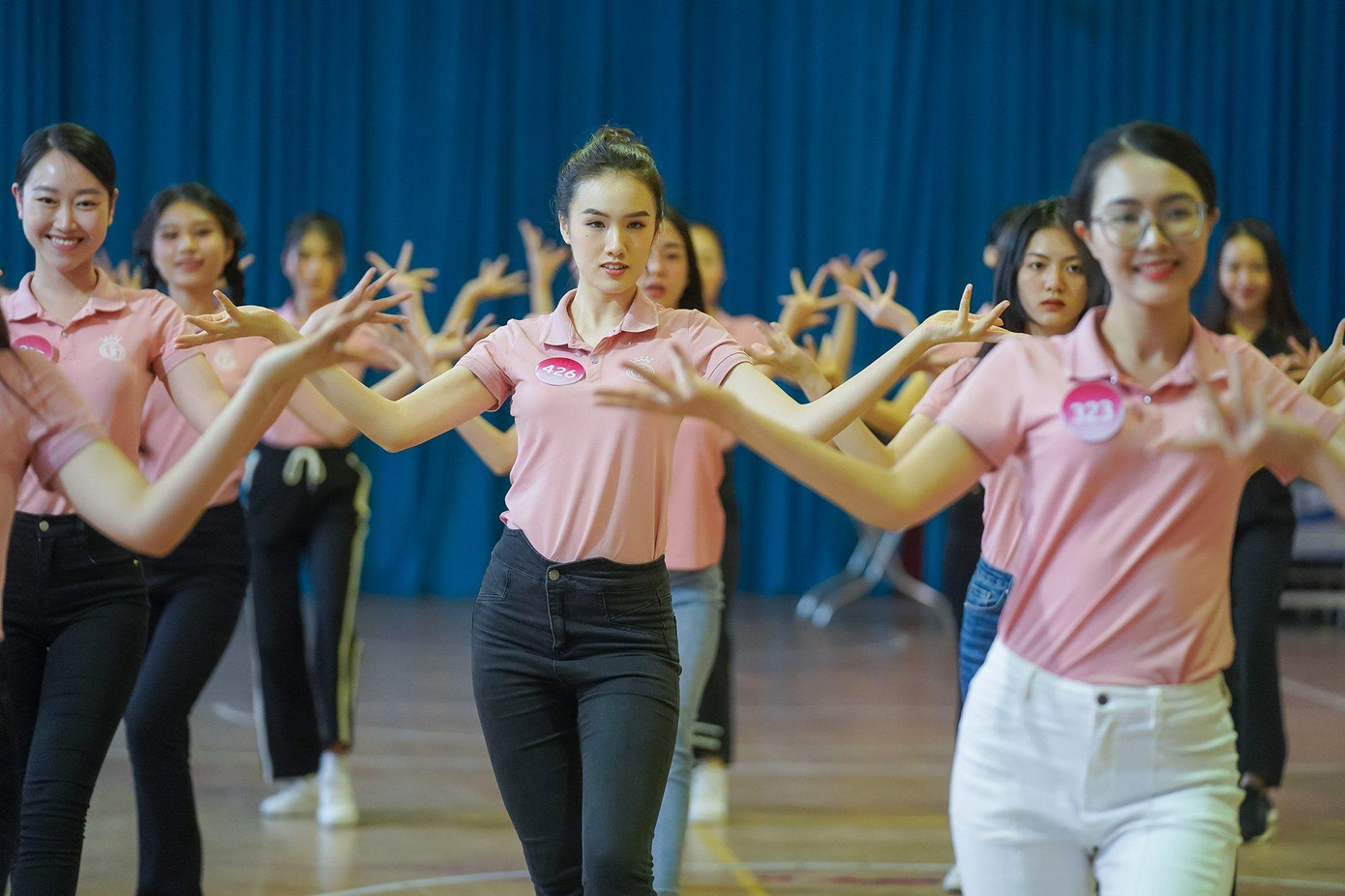 Đây là lần đầu 56 cô gái biểu diễn chính thức, kết hợp và vận dụng toàn bộ bài học từ huấn luyện viên catwalk Tuyết Như, đạo diễn catwalk Nguyễn Hưng Phúc và biên đạo Khoa Nguyễn. Bài biểu diễn trên sân khấu kết hợp giữa catwalk và vũ đạo, biểu diễn nhóm, đòi hỏi khả năng tập trung và ghi nhớ cao.