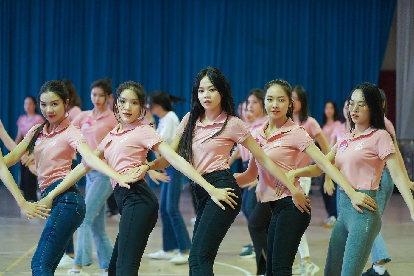 Tại buổi tập ngày 19/11, thí sinh tập luyện bài biểu diễn chính thức trên sân khấu đêm chung khảo diễn ra ngày 26/11.