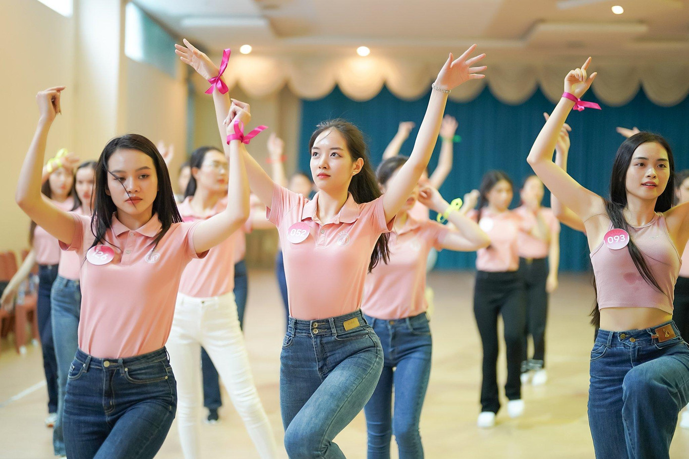 Chia sẻ với Tiền Phong, Mai Chi (SBD 052) cho biết đây là lần đầu cô nhảy với giày cao gót. &quot;Dù tập luyện với cường độ cao, tôi không cảm thấy mệt mỏi. Các cô gái đều muốn tỏa sáng trên sân khấu&quot;, cô nói.