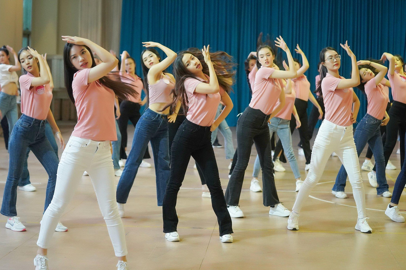 Sau những buổi giảng dạy trong không gian nhỏ, các thí sinh lần đầu tập luyện trong sân bóng trong nhà mô phỏng sân khấu chính đêm chung khảo, chung kết.