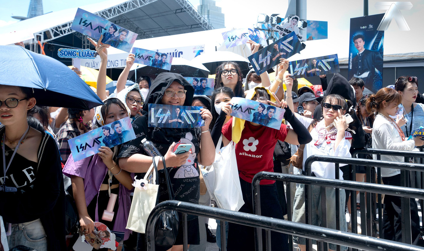 Khán giả cầm poster, quạt in hình các anh trai chuẩn bị vào concert. Khán giả cầm poster, quạt in hình các anh trai chuẩn bị vào concert.