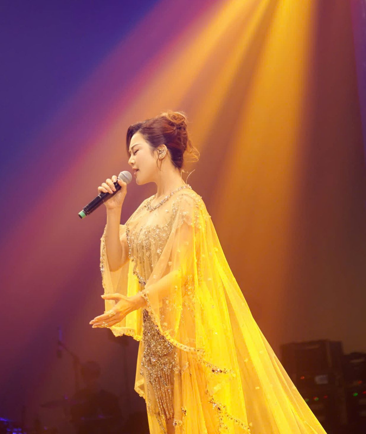 Thu Phương xuất hiện trên sân khấu với trang phục sequins xuyên thấu. Cô thể hiện loạt hit thông qua mashup Xin lỗi - Lần cuối và Mưa - Chưa bao giờ. Thu Phương gần đây đắt show tại Việt Nam. Cô còn bận rộn trong vai trò thủ lĩnh show Chị đẹp đạp gió.