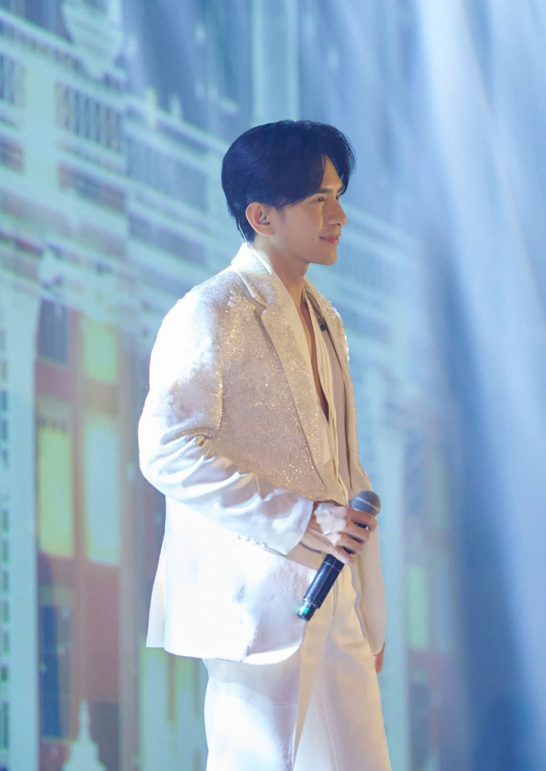 Trong đêm nhạc tối 6/12 do Chi Bảo và vợ Lý Thùy Chang tổ chức, Đan Trường xuất hiện với vẻ ngoài trẻ trung cùng kiểu tóc bổ luống đặc trưng. &quot;Anh Bo&quot; mặc vest trắng, tái hiện loạt hit đình đám như Tình khúc vàng, Mãi mãi một tình yêu.