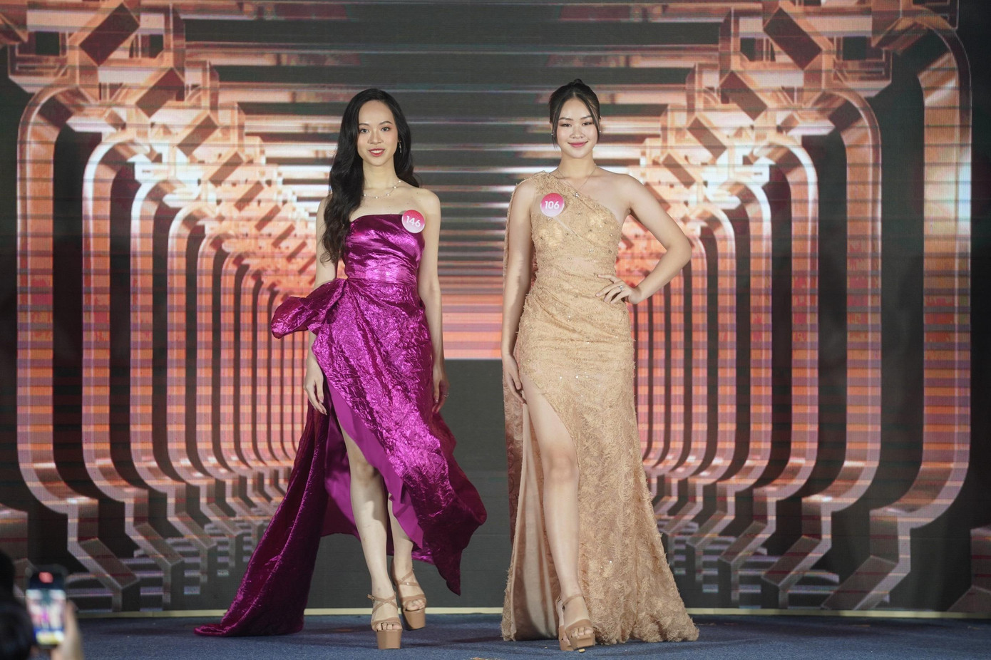 Trịnh Thùy Linh (SBD 146) và Nguyễn Thu Hà (SBD 106) diện thiết kế lấp lánh khoe bờ vai thon cùng đôi chân dài. Trịnh Thùy Linh (SBD 146) và Nguyễn Thu Hà (SBD 106) diện thiết kế lấp lánh khoe bờ vai thon cùng đôi chân dài.