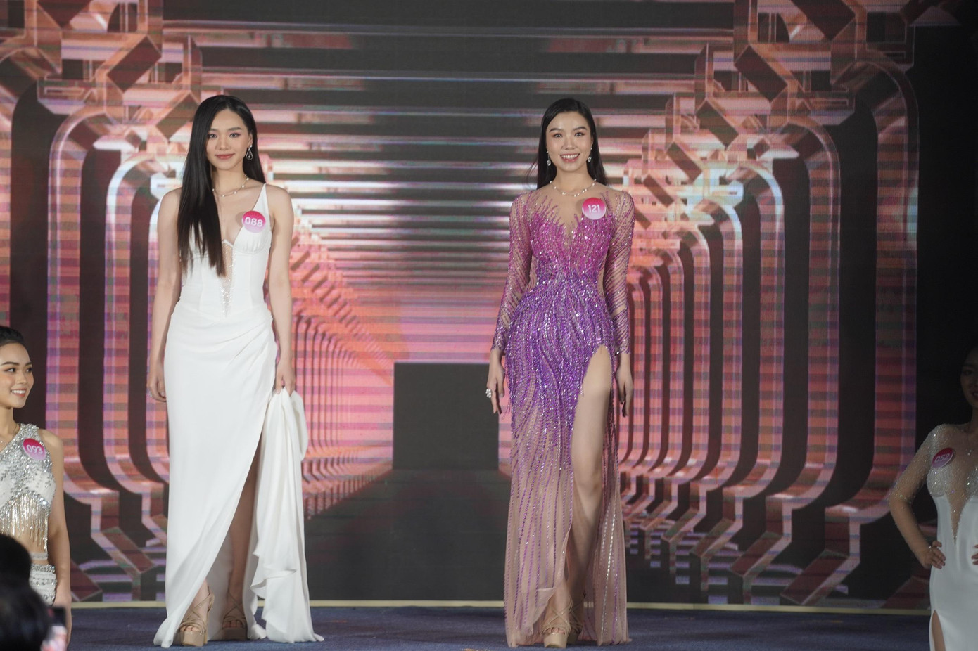 Đinh Khánh Hòa (SBD 088) và Lê Thanh Trúc (SBD 121) tỏa sáng trong bộ trang phục dạ hội xẻ tà cao. Đinh Khánh Hòa (SBD 088) và Lê Thanh Trúc (SBD 121) tỏa sáng trong bộ trang phục dạ hội xẻ tà cao.