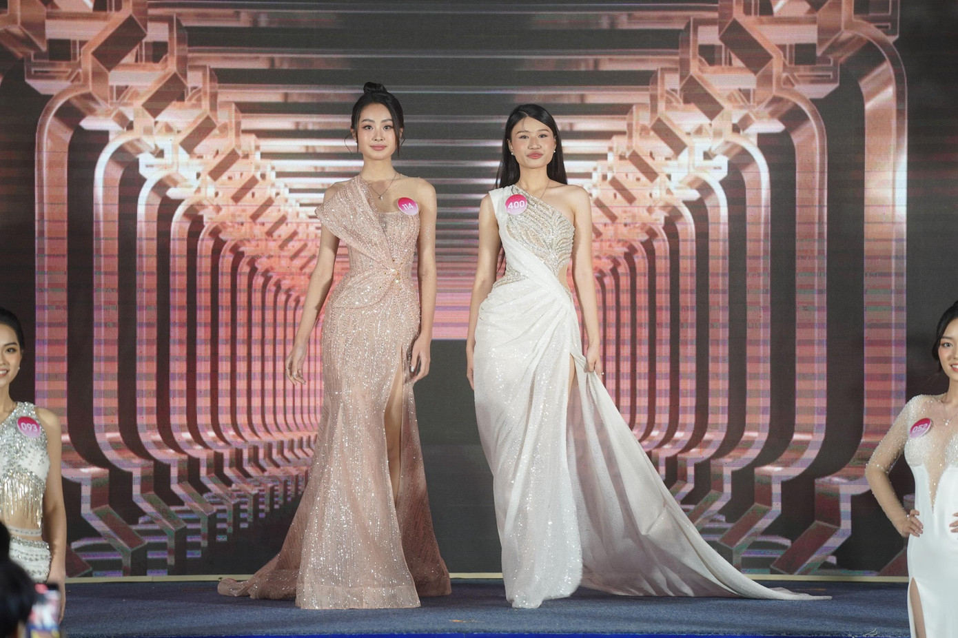 Giáng My (SBD 114) và Lê Minh Anh (SBD 400) chọn thiết kế thắt eo, xẻ tà cao khoe vóc dáng trên sân khấu chung kết. Giáng My (SBD 114) và Lê Minh Anh (SBD 400) chọn thiết kế thắt eo, xẻ tà cao khoe vóc dáng trên sân khấu chung kết.