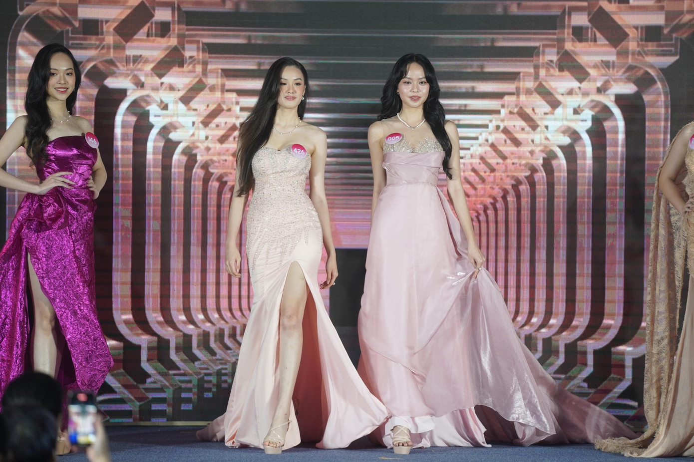 Trịnh Mỹ Anh (SBD 426) và Huỳnh Thị Thanh Thủy (SBD 005) là hai thí sinh có chiều cao nổi bật của Hoa hậu Việt Nam. Cả hai đều cao 1,75 m và sáng sân khấu, khả năng trình diễn ấn tượng. Trịnh Mỹ Anh (SBD 426) và Huỳnh Thị Thanh Thủy (SBD 005) là hai thí sinh có chiều cao nổi bật của Hoa hậu Việt Nam. Cả hai đều cao 1,75 m và sáng sân khấu, khả năng trình diễn ấn tượng.