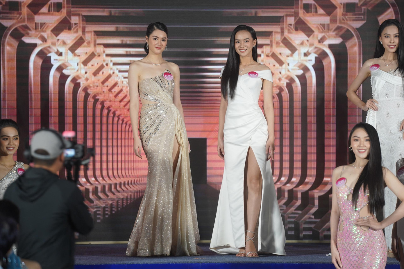 Lần đầu ra mắt báo chí, thí sinh Hoài Ngọc (SBD 045) và Trần Thị Hồng Nhung (SBD 462) tự tin thể hiện bản lĩnh sân khấu. Lần đầu ra mắt báo chí, thí sinh Hoài Ngọc (SBD 045) và Trần Thị Hồng Nhung (SBD 462) tự tin thể hiện bản lĩnh sân khấu.