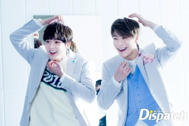 Moonbin và Sanha liên tục tạo dáng đáng yêu theo yêu cầu của fan. Loạt ảnh khi tung ra nhận ý kiến tích cực.