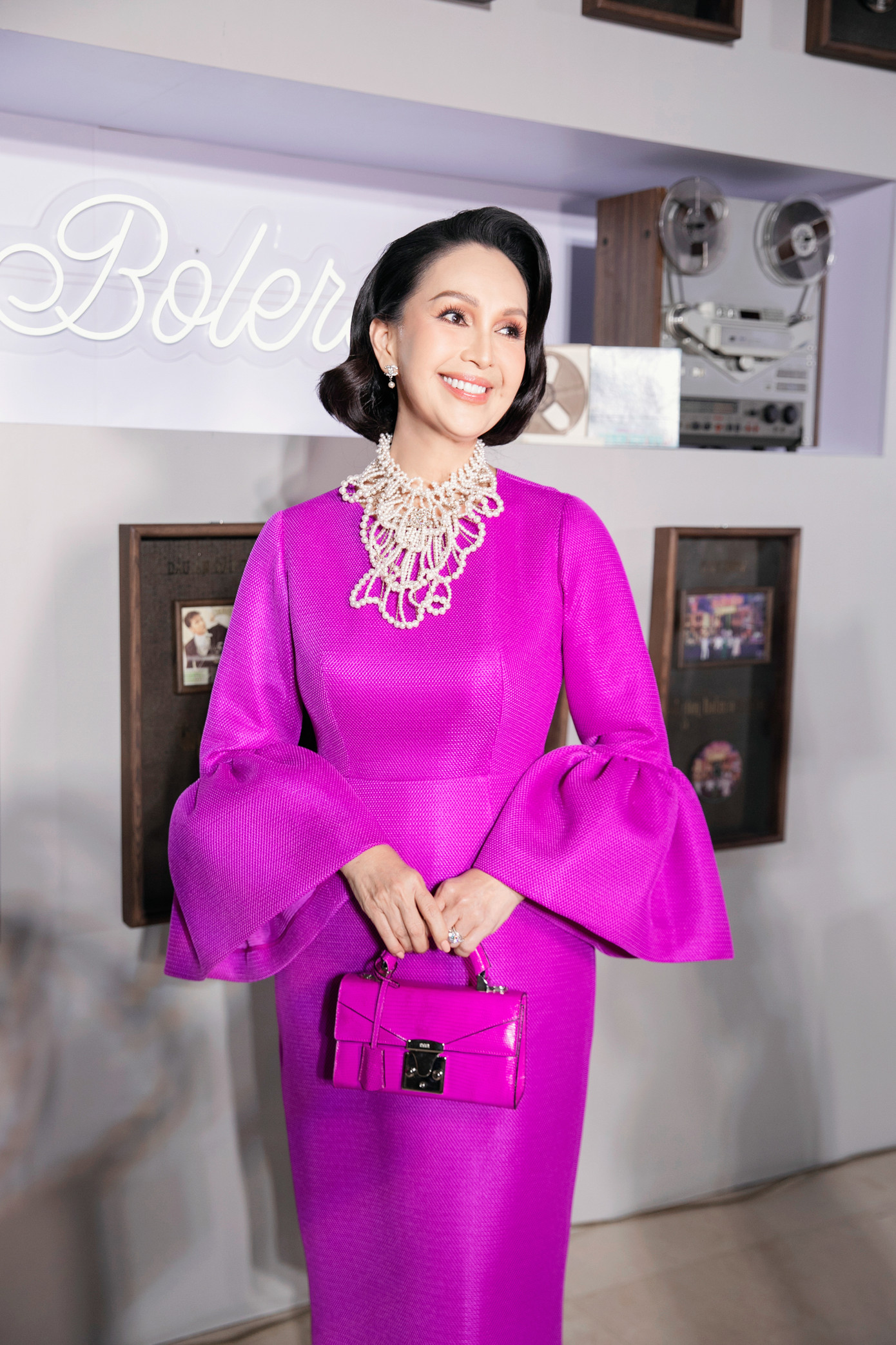 Diễn viên Diễm My quý phái với trang phục kín đáo, tôn dáng, chi tiết phồng 3D nổi bật ở cổ tay. Cô chọn phụ kiện ton-sur-ton với váy, điểm nhấn là vòng cổ ngọc trai.