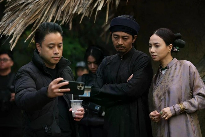 Victor Vũ (trái) chỉ đạo Quốc Huy và Đinh Ngọc Diệp trên phim trường Thám tử Kiên. Victor Vũ (trái) chỉ đạo Quốc Huy và Đinh Ngọc Diệp trên phim trường Thám tử Kiên.