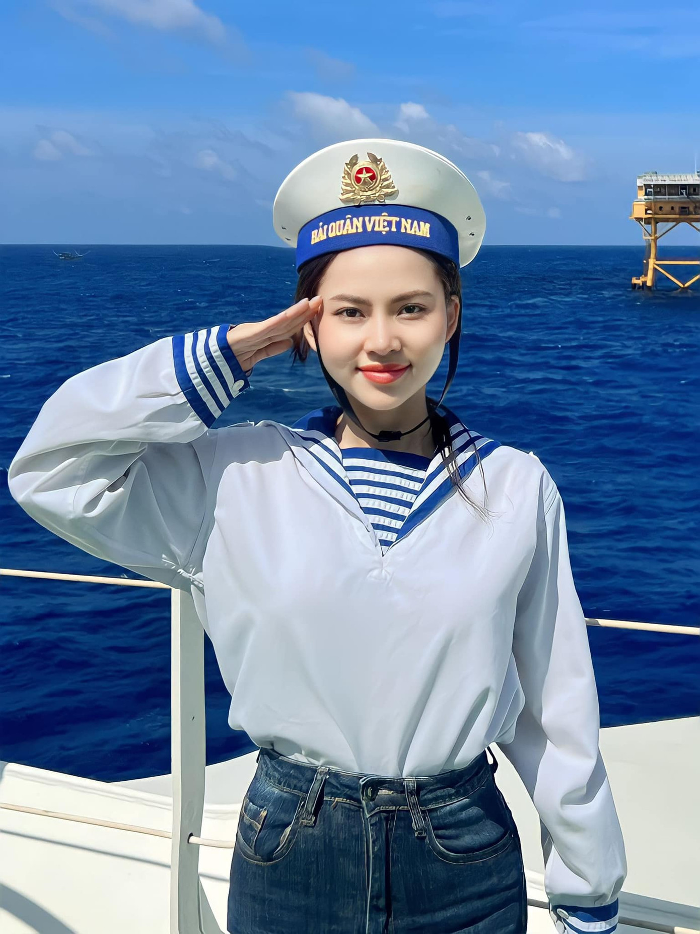 Bài flex của ca sĩ Ngô Lan Hương nhận nhiều bình luận tích cực. Cô khoe được đến đảo Trường Sa phục vụ văn nghệ cho chiến sĩ biển đảo.