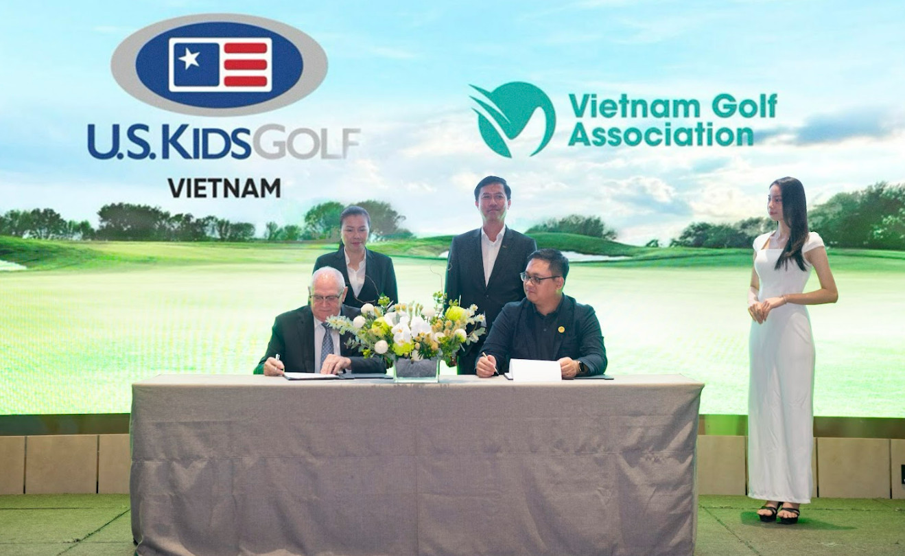 Ông Vũ Nguyên, Phó Chủ tịch kiêm Tổng Thư Ký Hiệp hội Golf Việt Nam ký kết hợp tác cùng Ông Harry Smith - Đại diện U.S. Kids Golf Việt Nam, với sự chứng kiến của Ông Nguyễn Văn Cựu - Phó Chủ tịch Thường trực Hiệp hội Golf Việt Nam, Bà Nguyễn Vân Anh - Ủy viên Ban chấp hành Hiệp hội Golf Việt Nam, Phó Chủ tịch kiêm Tổng thư ký Hội Golf TPHCM. Ông Vũ Nguyên, Phó Chủ tịch kiêm Tổng Thư Ký Hiệp hội Golf Việt Nam ký kết hợp tác cùng Ông Harry Smith - Đại diện U.S. Kids Golf Việt Nam, với sự chứng kiến của Ông Nguyễn Văn Cựu - Phó Chủ tịch Thường trực Hiệp hội Golf Việt Nam, Bà Nguyễn Vân Anh - Ủy viên Ban chấp hành Hiệp hội Golf Việt Nam, Phó Chủ tịch kiêm Tổng thư ký Hội Golf TPHCM.