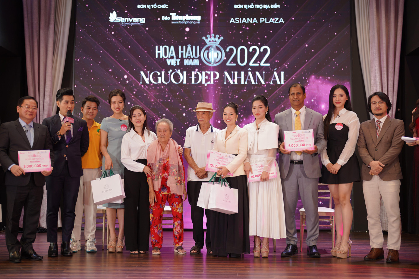 Thí sinh Ngọc Mai và Khánh Hòa tại buổi ghi hình, kêu gọi từ thiện tại buổi ghi hình Người đẹp Nhân ái.