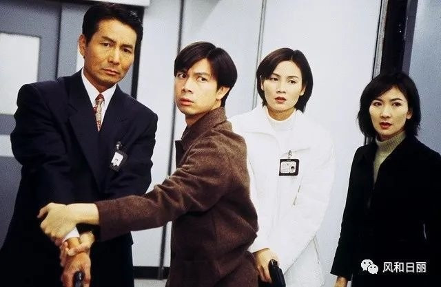 Ôn Dụ Hồng (áo trắng) trong phim Hồ sơ trinh sát.