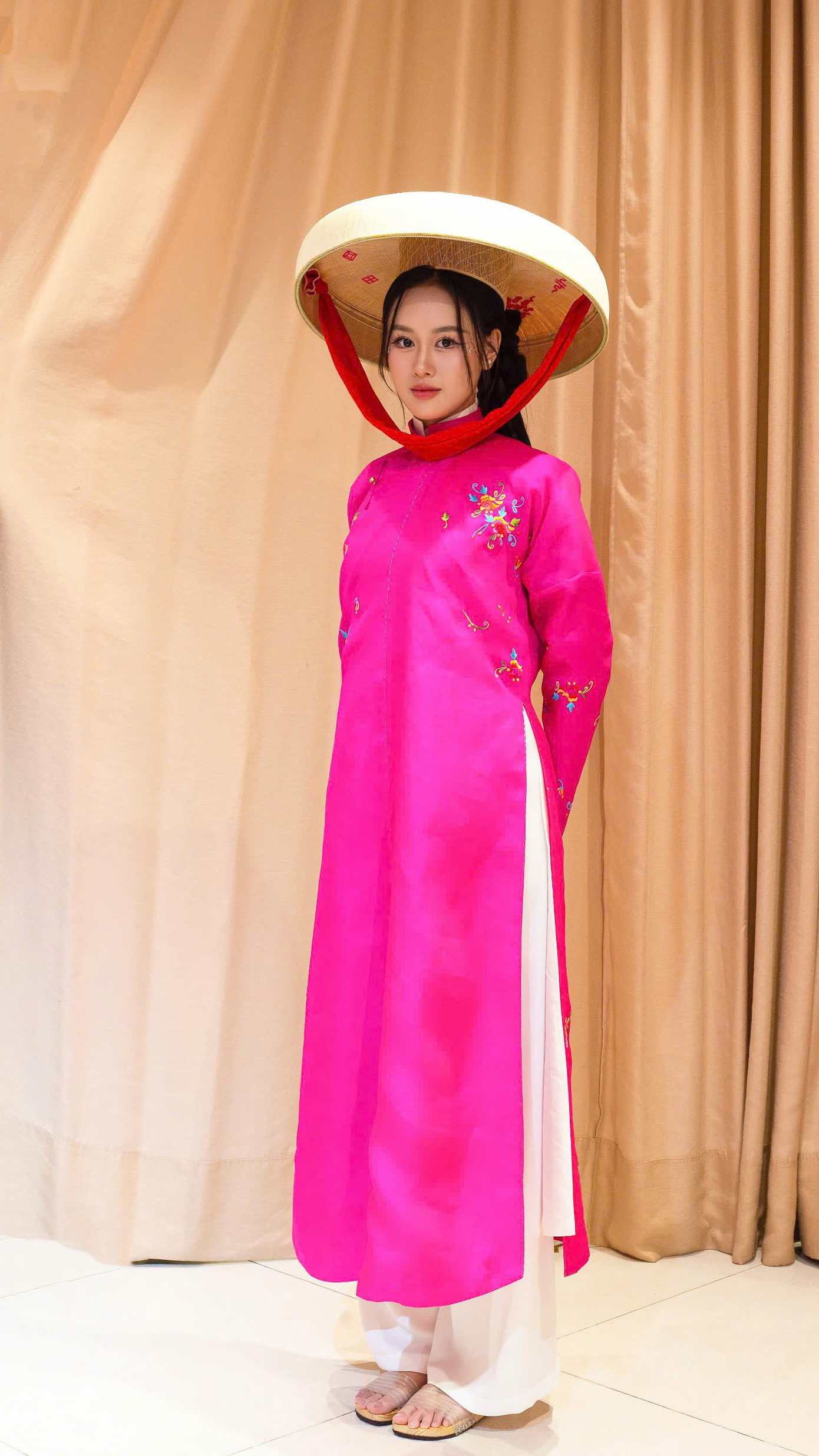 Áo dài chi tiết rồng phượng trên bàn thờ gia tiên, trang phục phong cách 2000 đổ bộ sàn thời trang.