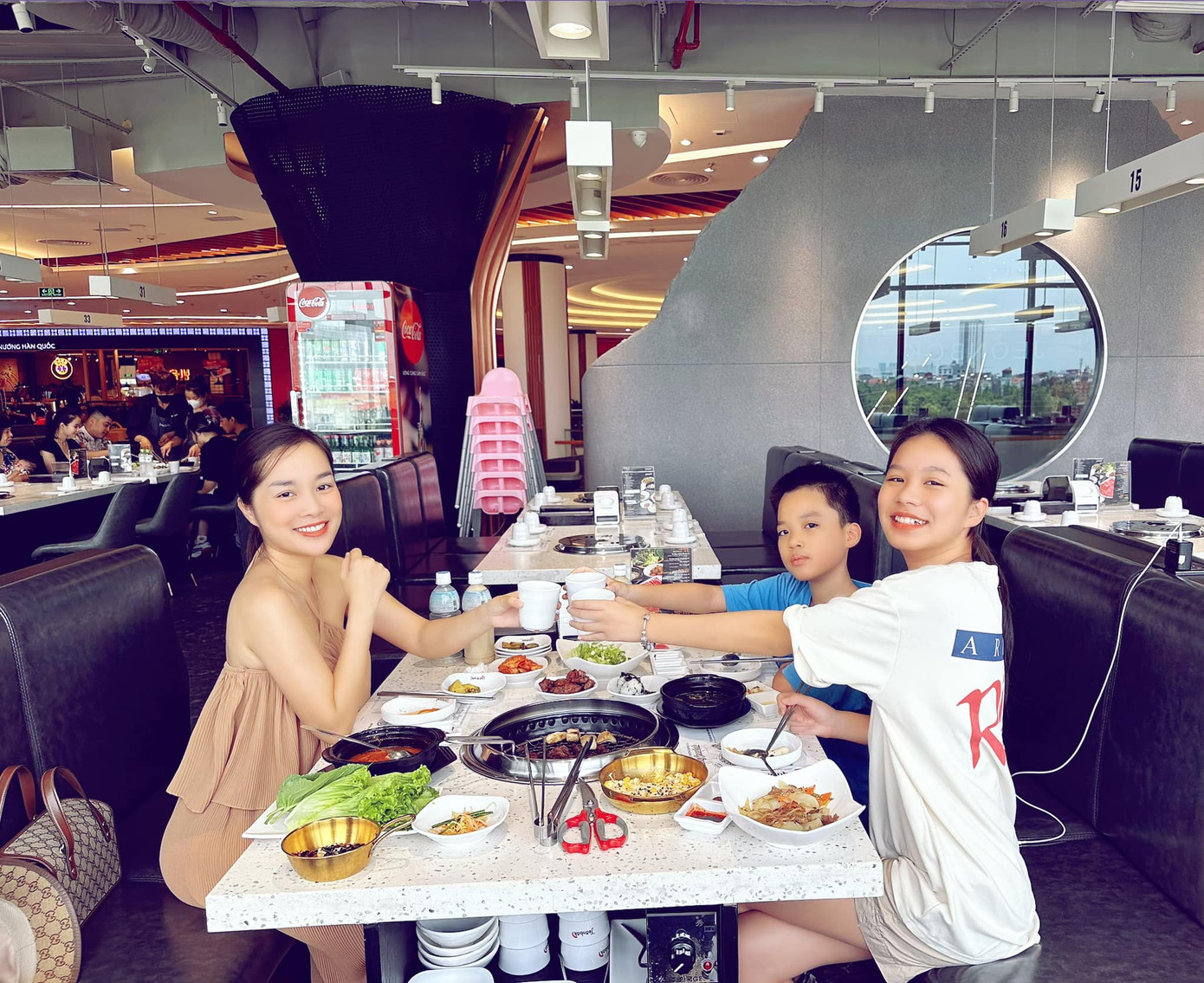 Trong số các diễn viên nữ từng tham gia Nhật ký Vàng Anh, Minh Hương được cho là có cuộc sống viên mãn nhất. Nữ MC kết hôn năm 25 tuổi, chồng là kiến trúc sư. Cô có hai người con, gần đây tậu chung cư, ổn định từ công việc đến hôn nhân.