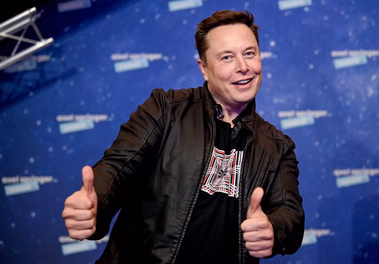 Khối tài sản ròng của Elon Musk hiện ở mức 195 tỷ USD. Ông là nhà đồng sáng lập 6 công ty, nổi tiếng nhất là xe điện Tesla và nhà sản xuất tên lửa SpaceX, công ty khởi nghiệp đào hầm Boring Company. Hiện, Elon Musk sở hữu 12% cổ phần Tesla, nhưng đã thế chấp hơn 1/2 số cổ phần cho khoản vay cá nhân lên đến 3,5 tỷ USD. Trong danh sách tỷ phú, Elon Musk liên tục lên, rồi lại xuống, lần này tiếp tục để mất danh hiệu vào tay tỷ phú người Pháp.