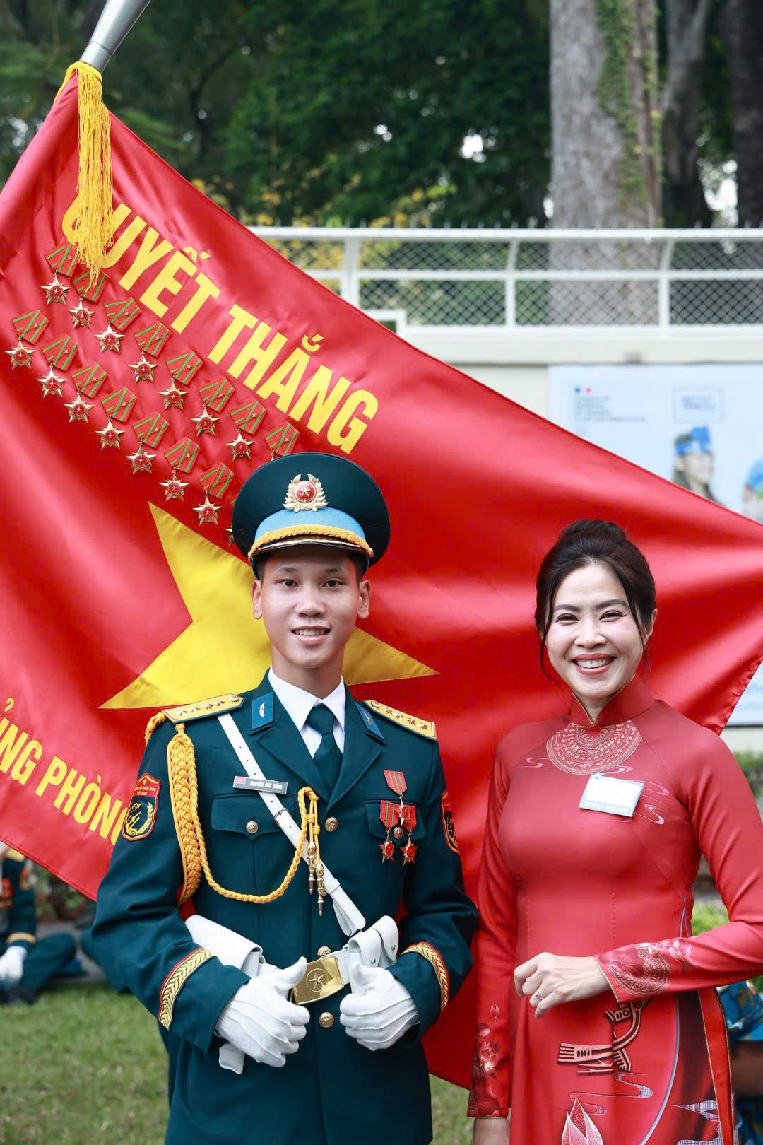 MC Quỳnh Hoa của khối Văn nghệ sĩ và sĩ quan Khối Phòng không - Không quân.