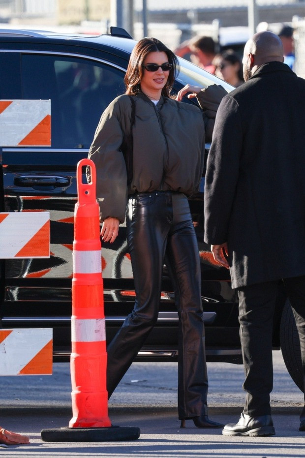 Kendall Jenner được các chuyên trang thời trang dự đoán tạo trend mới với quần ống đứng chất liệu latex. Cách phối với áo bomber hầm hố giúp nữ người mẫu trông cá tính. Kendall Jenner được các chuyên trang thời trang dự đoán tạo trend mới với quần ống đứng chất liệu latex. Cách phối với áo bomber hầm hố giúp nữ người mẫu trông cá tính.