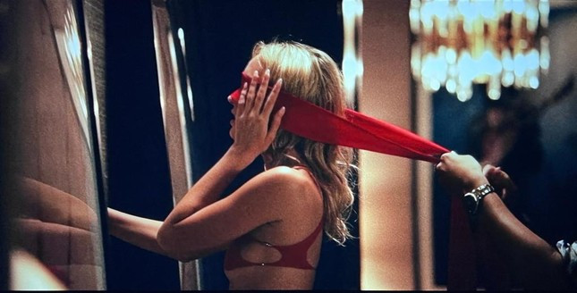 Ảnh cắt từ cảnh quay bị đánh giá là "cảnh sex tồi tệ nhất lịch sử". Ảnh cắt từ cảnh quay bị đánh giá là "cảnh sex tồi tệ nhất lịch sử".