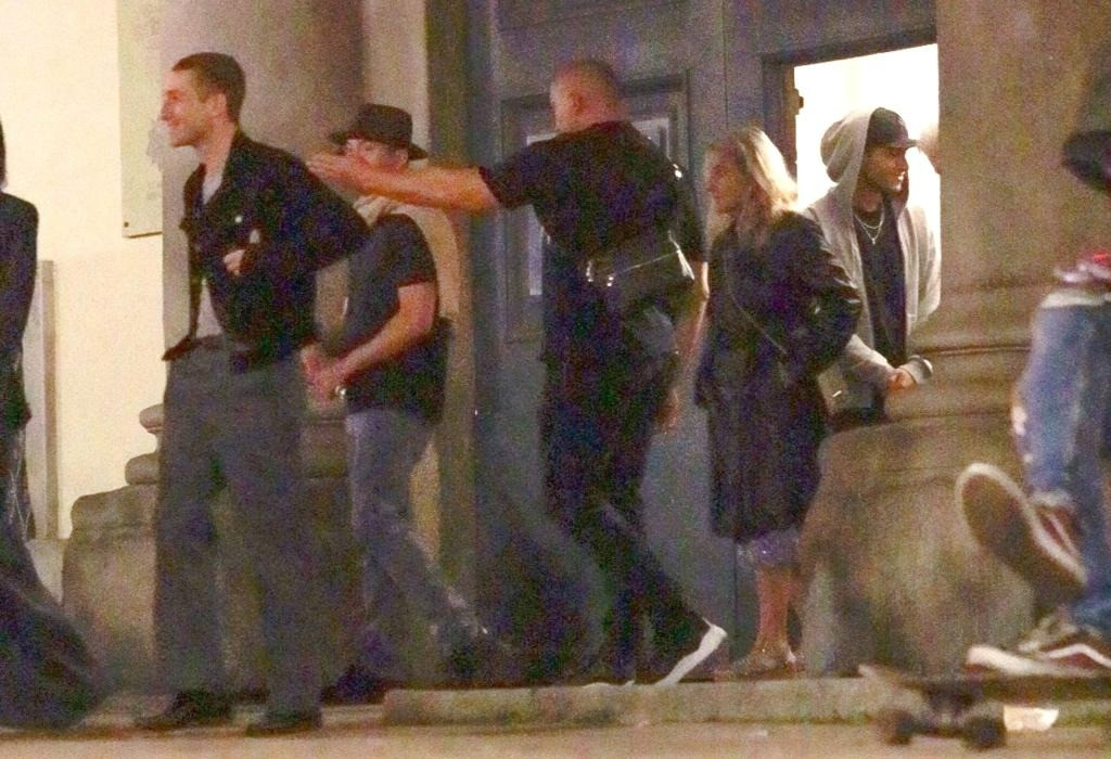 Leonardo Dicaprio cùng bạn gái và mẹ tham quan triển lãm ở Italy. Leonardo Dicaprio cùng bạn gái và mẹ tham quan triển lãm ở Italy.