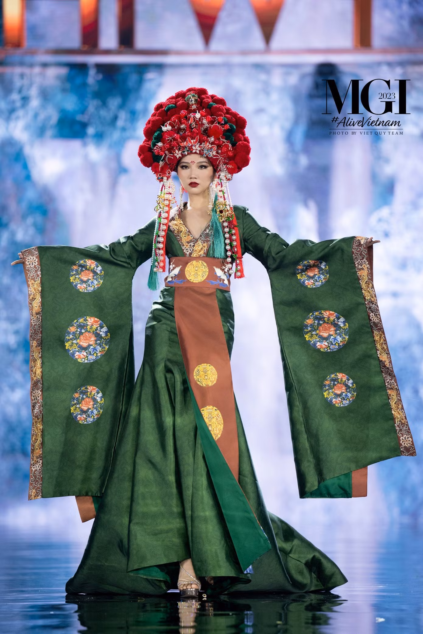 Trang phục dân tộc của đại diện Taiwan và Russia có chung đặc điểm là phần tay áo rộng, mũ đội đầu to mang đặc trưng quốc gia, khu vực.