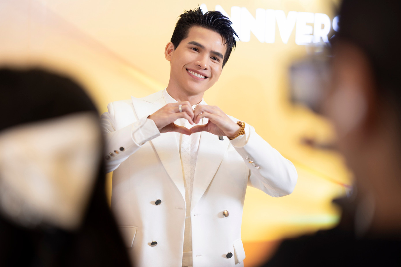 Quốc Thiên chinh phục khán giả bằng giọng hát nội lực, sang trọng qua các ca khúc hit: Những kẻ mộng mơ, mashup Khi giấc mơ về - Mong manh tình về… Ở cuối phần trình diễn, quán quân Vietnam Idol gây bất ngờ khi thể hiện bản hit Đừng làm trái tim anh đau của Sơn Tùng M-TP.