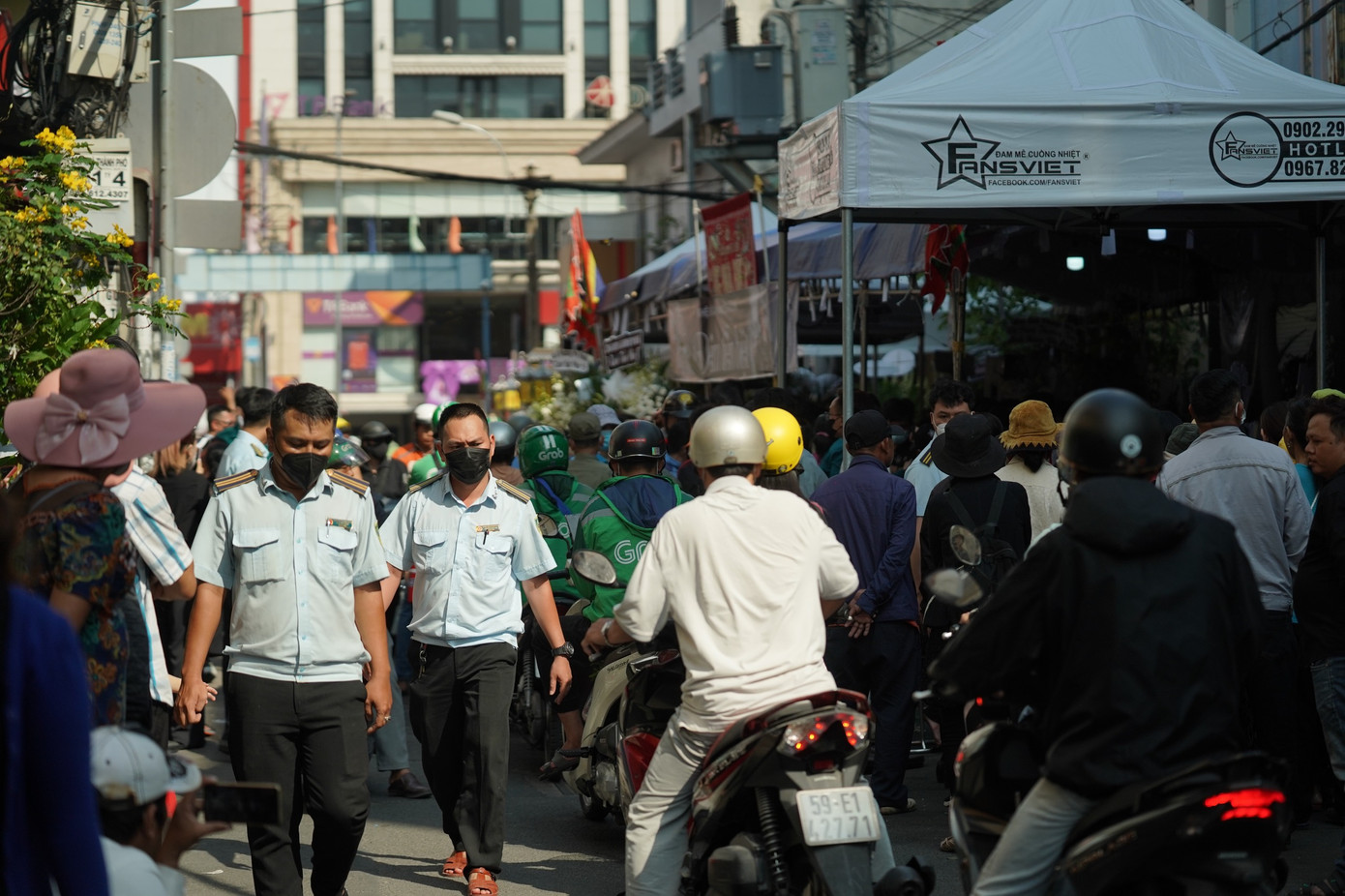Người dân vây kín khu vực nhà riêng của NSƯT Vũ Linh. Quang cảnh đông đúc và suýt xảy ra ùn tắc.