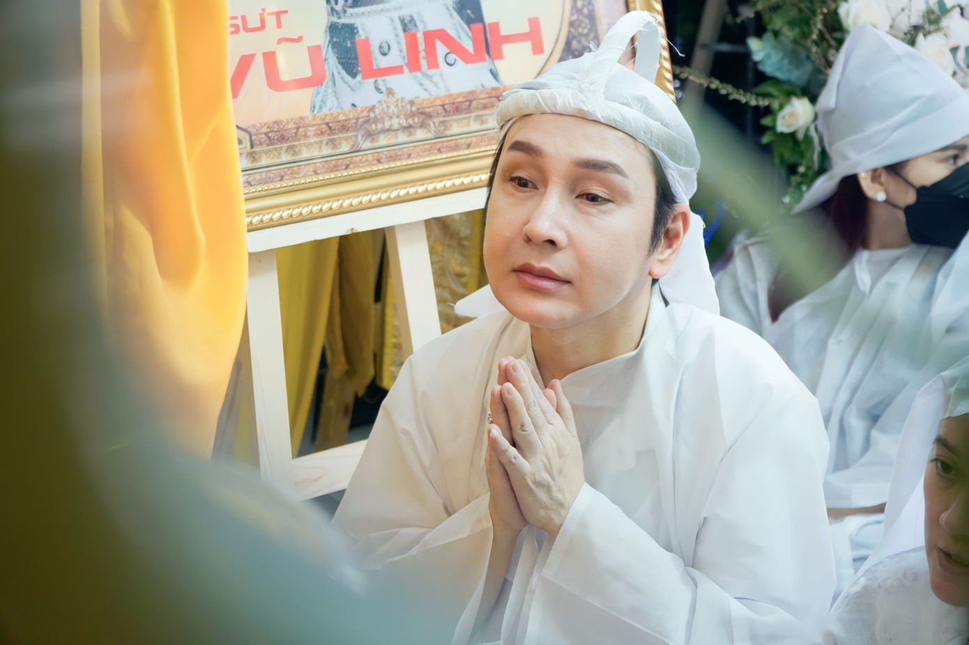 NSƯT Vũ Luân và nghệ sĩ Bình Tinh túc trực tại tang lễ NSƯT Vũ Linh. NSƯT Vũ Luân và nghệ sĩ Bình Tinh túc trực tại tang lễ NSƯT Vũ Linh.