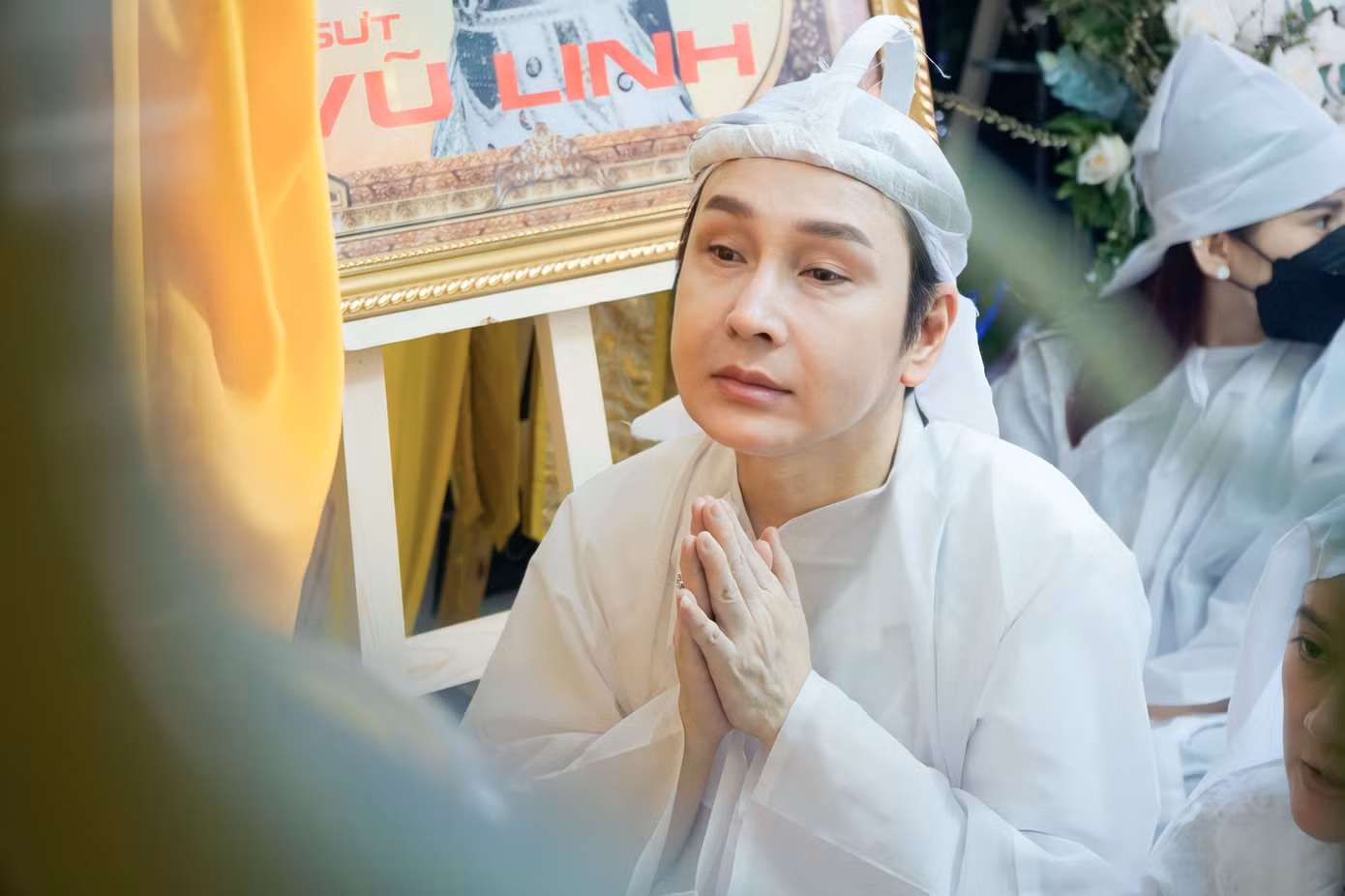 NSƯT Vũ Luân và nghệ sĩ Bình Tinh túc trực tại tang lễ NSƯT Vũ Linh.