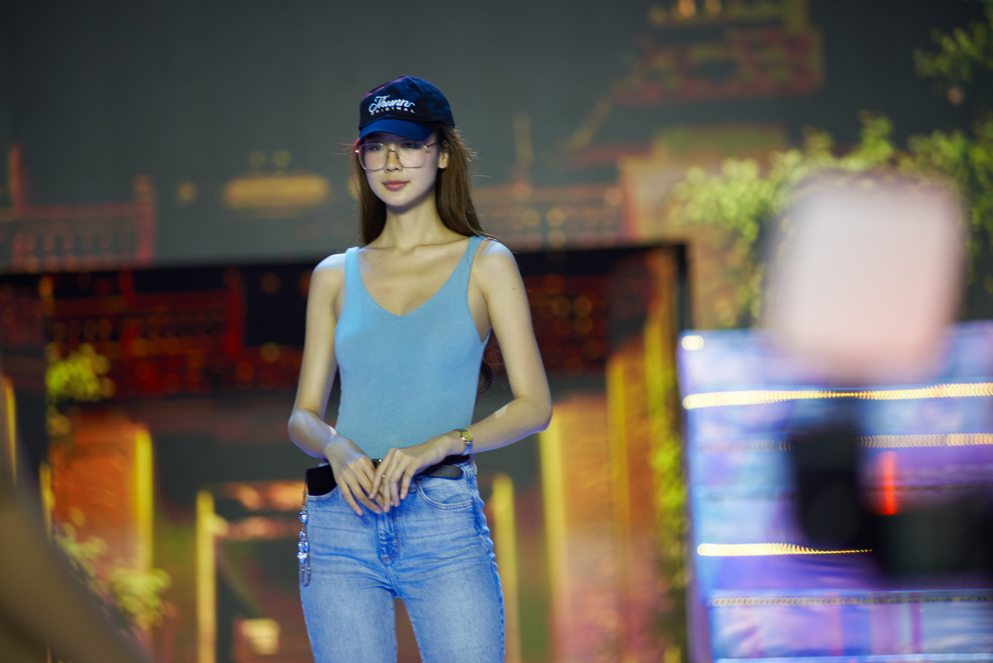 Bảo Ngọc để mặt mộc, mặc khỏe khoắn đến buổi tổng duyệt chuẩn bị cho lễ hội áo dài hoành tráng nhất từ trước đến nay tại TPHCM.