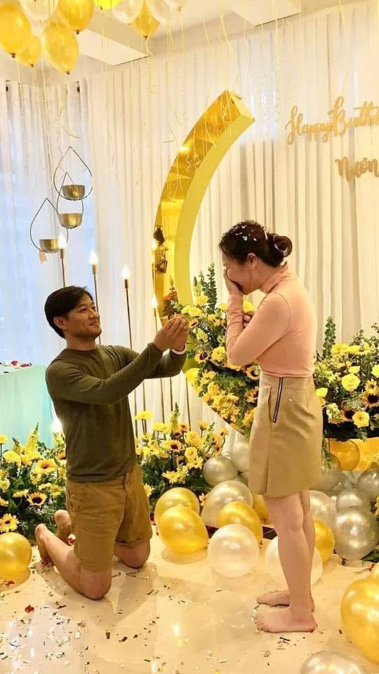 Trong một cuộc phỏng vấn, Ngọc Tiền chia sẻ cô quyết định cưới Quý Bình vì muốn cùng chồng chống chọi bệnh tật. Hai người tổ chức đám cưới vào cuối năm 2020. Diễn viên Bìm bịp kêu chiều phẫu thuật lần đầu sau đám cưới. Anh sang châu Âu nửa năm để trị bệnh, nhưng thông báo với khán giả lưu diễn dài ngày ở nước ngoài, giấu kín bệnh tình. Trong một cuộc phỏng vấn, Ngọc Tiền chia sẻ cô quyết định cưới Quý Bình vì muốn cùng chồng chống chọi bệnh tật. Hai người tổ chức đám cưới vào cuối năm 2020. Diễn viên Bìm bịp kêu chiều phẫu thuật lần đầu sau đám cưới. Anh sang châu Âu nửa năm để trị bệnh, nhưng thông báo với khán giả lưu diễn dài ngày ở nước ngoài, giấu kín bệnh tình.