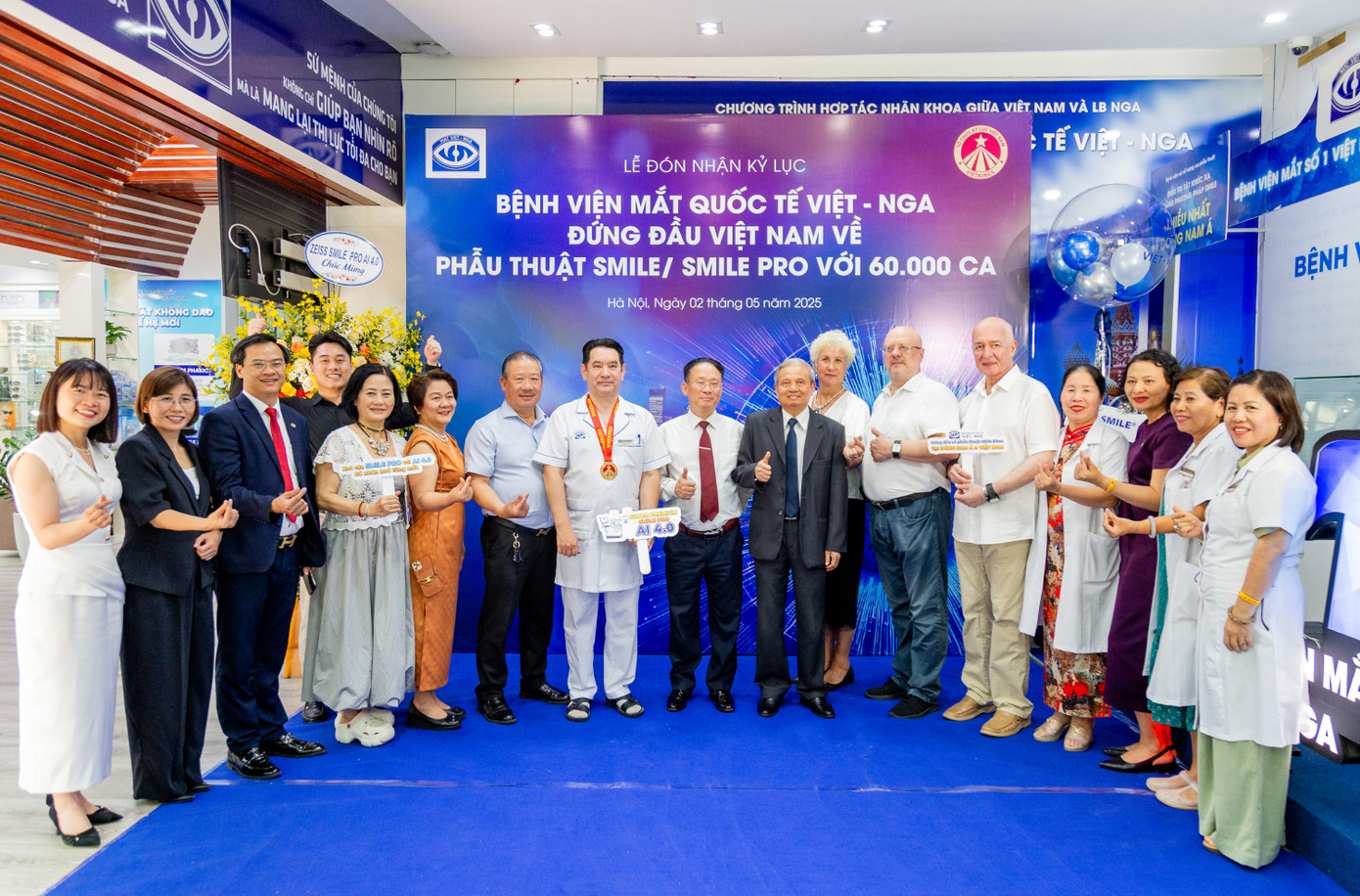 Cũng trong chiều ngày 2/5, Mắt Việt - Nga đã đón nhận thêm kỷ lục 60.000 ca xóa cận Smile &amp; Smile Pro từ Tổ chức Kỷ lục Việt Nam.
