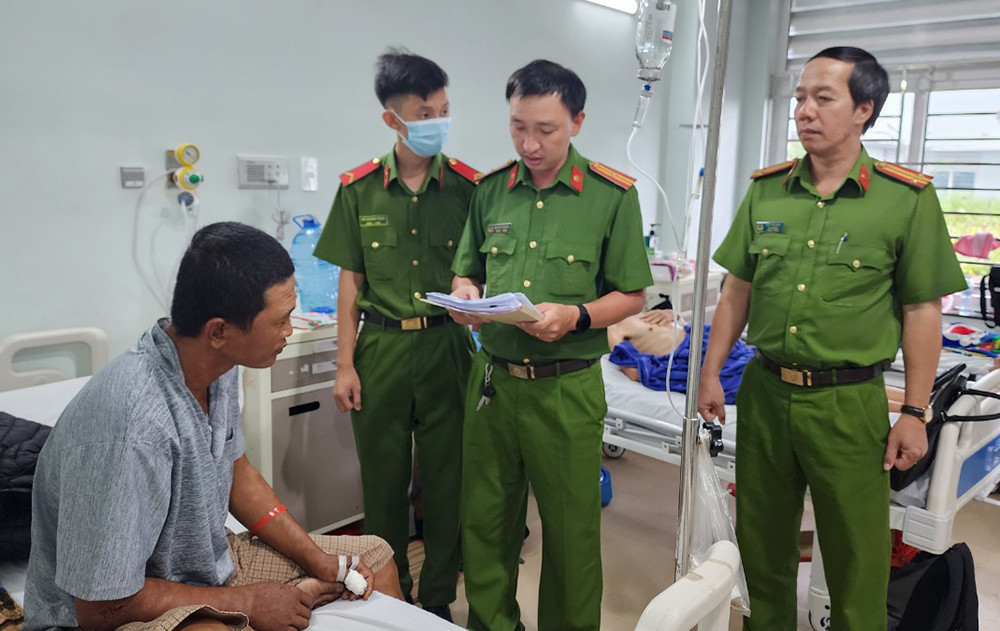 Công an tống đạt quyết định khởi tố, bắt giam bị can Dương. Ảnh: Anh Vũ. Công an tống đạt quyết định khởi tố, bắt giam bị can Dương. Ảnh: Anh Vũ.