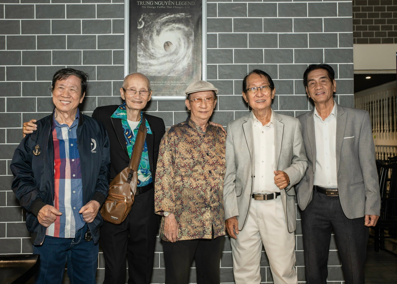 Các nghệ sĩ gạo cội xuất hiện tại họp báo công bố đêm nhạc thiện nguyện. Các nghệ sĩ gạo cội xuất hiện tại họp báo công bố đêm nhạc thiện nguyện.